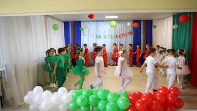 Празнични тържества, посветени на майката и на 3 март в ДГ "Звънче" 4