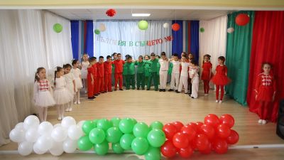 Празнични тържества, посветени на майката и на 3 март в ДГ "Звънче" 5