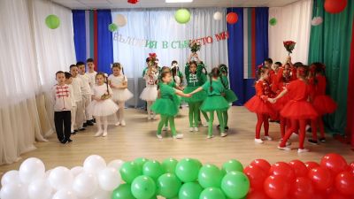 Празнични тържества, посветени на майката и на 3 март в ДГ "Звънче" 7