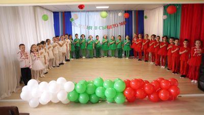 Празнични тържества, посветени на майката и на 3 март в ДГ "Звънче" 9