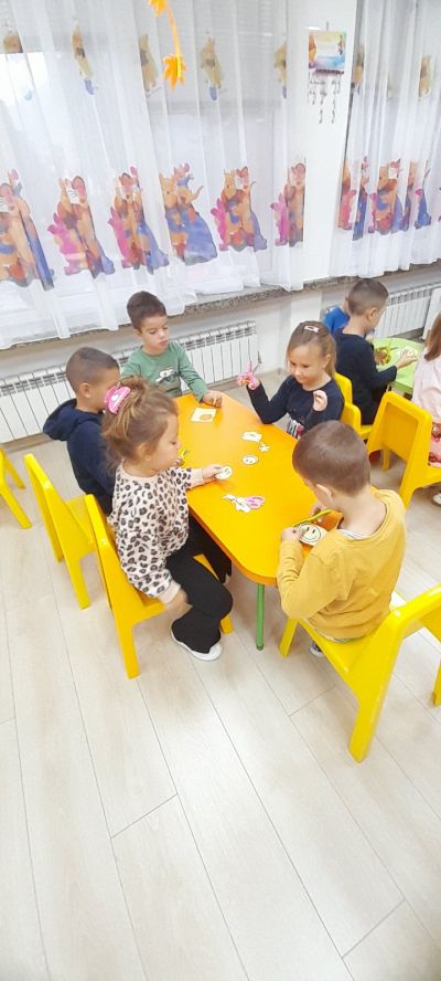2 октомври - Световния ден на усмивката и Международния ден не нанасилие в ДГ "Звънче" 12