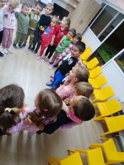 2 октомври - Световния ден на усмивката и Международния ден не нанасилие в ДГ "Звънче" 2