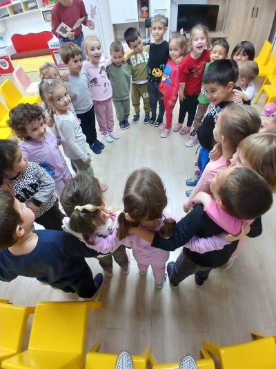 2 октомври - Световния ден на усмивката и Международния ден не нанасилие в ДГ "Звънче" 4