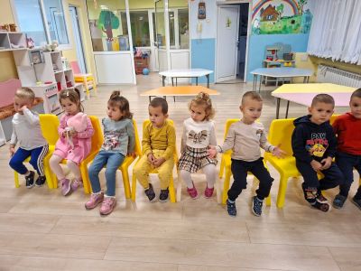 2 октомври - Световния ден на усмивката и Международния ден не нанасилие в ДГ "Звънче" 6