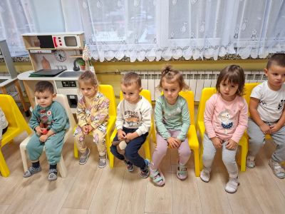 2 октомври - Световния ден на усмивката и Международния ден не нанасилие в ДГ "Звънче" 7