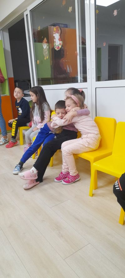 2 октомври - Световния ден на усмивката и Международния ден не нанасилие в ДГ "Звънче" 9