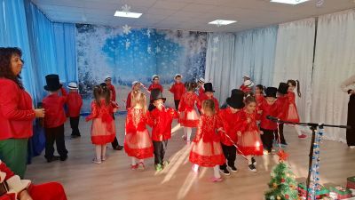 Дядо Коледа зарадва малчуганите в ДГ "Звънче" 12