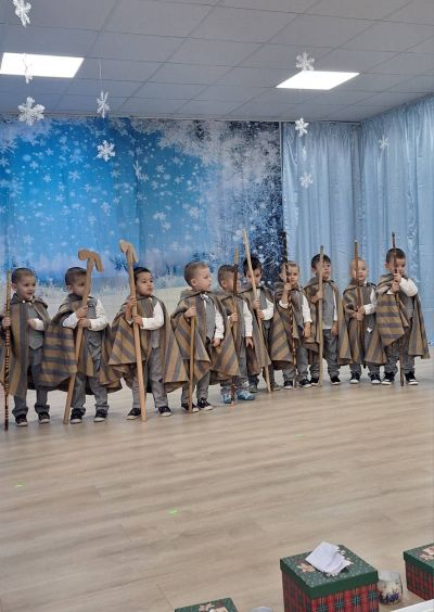 Дядо Коледа зарадва малчуганите в ДГ "Звънче" 5