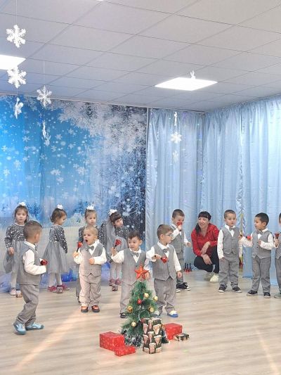 Дядо Коледа зарадва малчуганите в ДГ "Звънче" 7