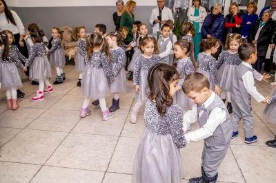 Децата от ДГ "Звънче"- гр. Етрополе отбелязаха Бабинден и Денят на родилната помощ 11