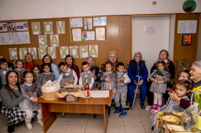 Децата от ДГ "Звънче"- гр. Етрополе отбелязаха Бабинден и Денят на родилната помощ 2