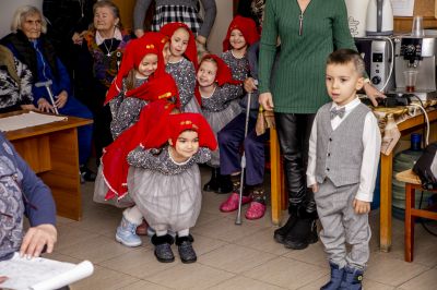 Децата от ДГ "Звънче"- гр. Етрополе отбелязаха Бабинден и Денят на родилната помощ 3