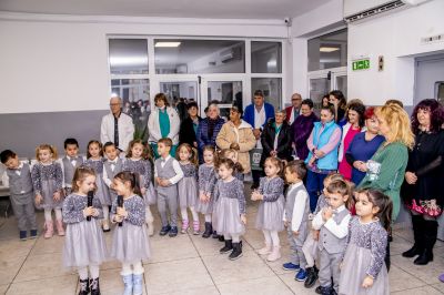 Децата от ДГ "Звънче"- гр. Етрополе отбелязаха Бабинден и Денят на родилната помощ 8